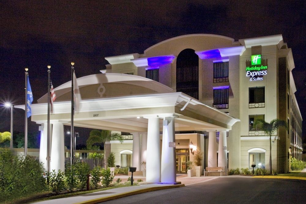 Holiday Inn Express & Suites TAMPA -USF-BUSCH GARDENS by IHG 1