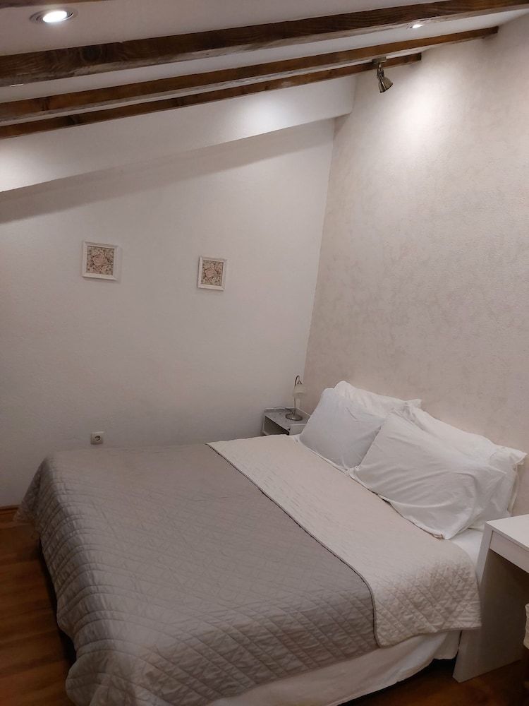 Apt Lavender on Nincevica St-1 BR Apt 1