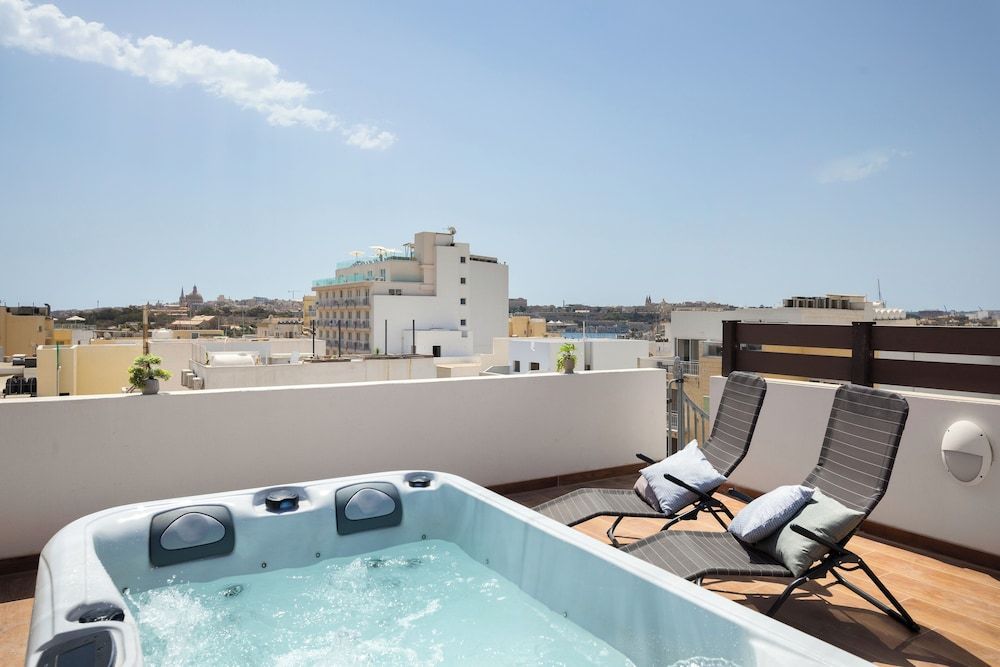Sunlit Penthouse - 2 Terraces & Hot Tub 1