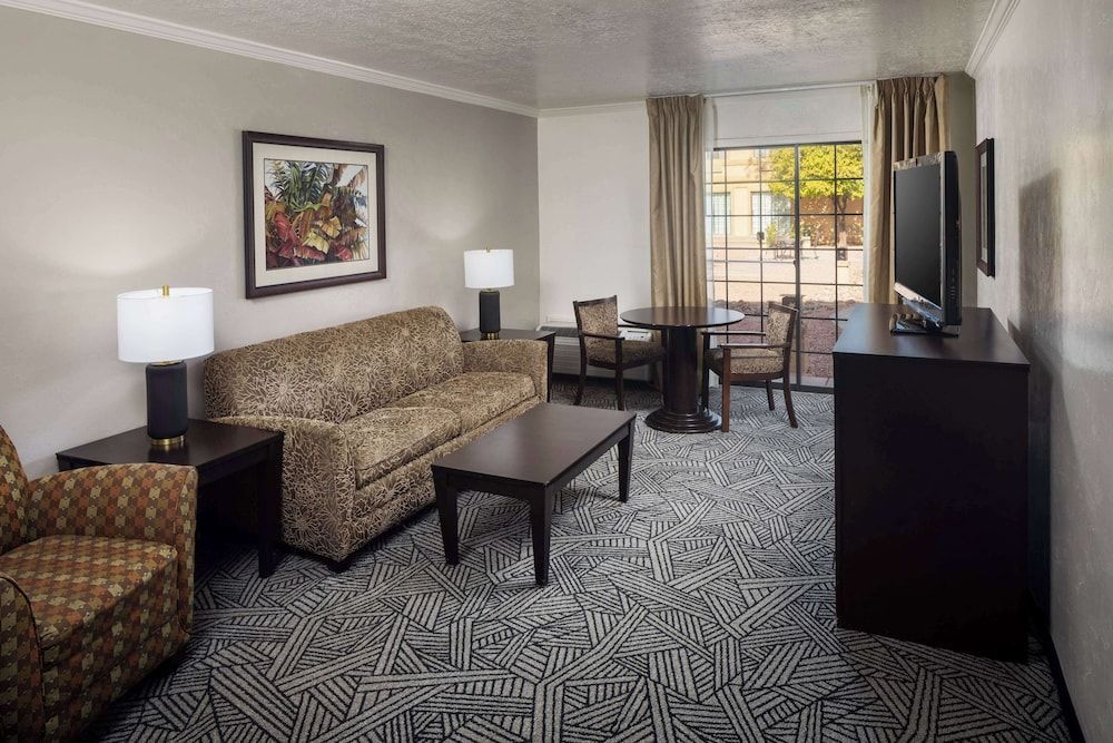 Wyndham Tucson Airport Hotel & Conference Center 1