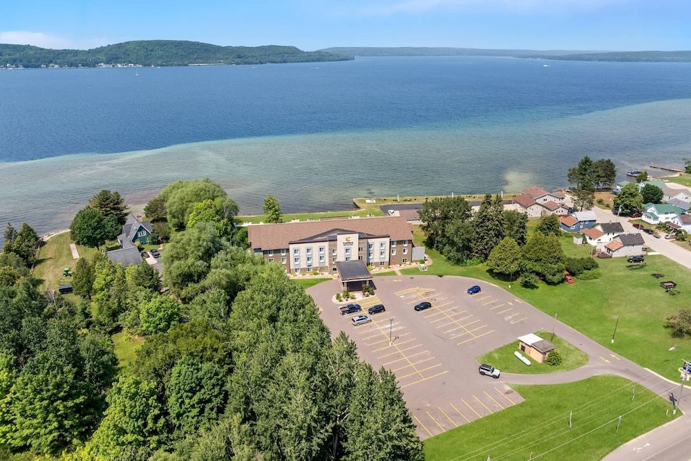 Comfort Inn & Suites Munising-Lakefront 1