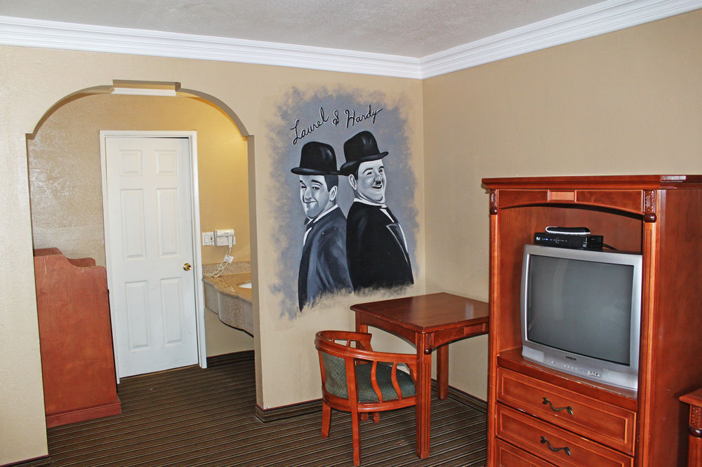 Hollywood Inn Express North 2