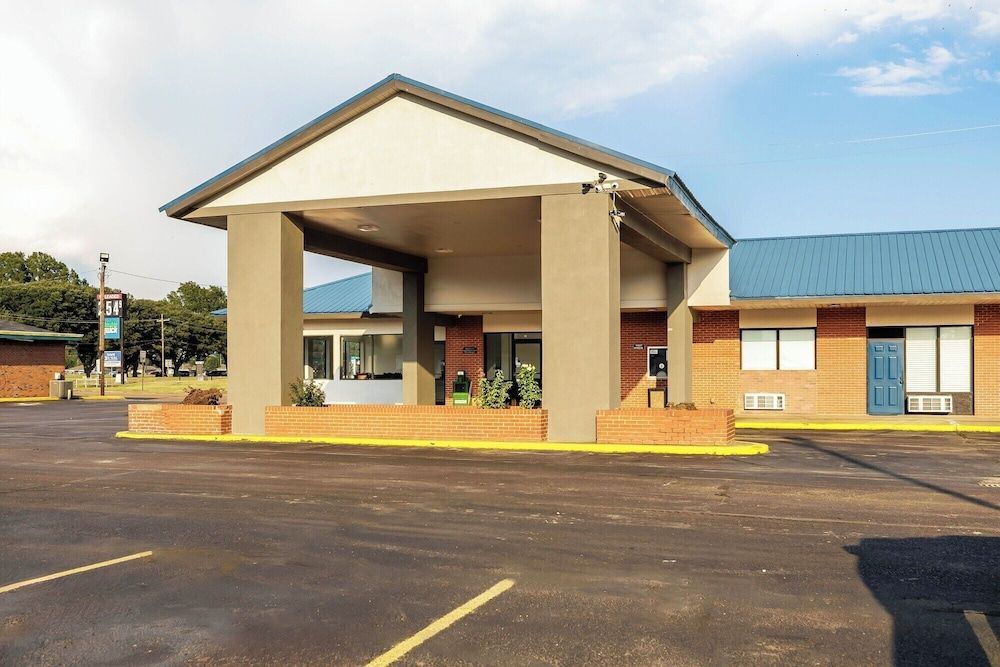 Motel 6 Greenwood, MS 1