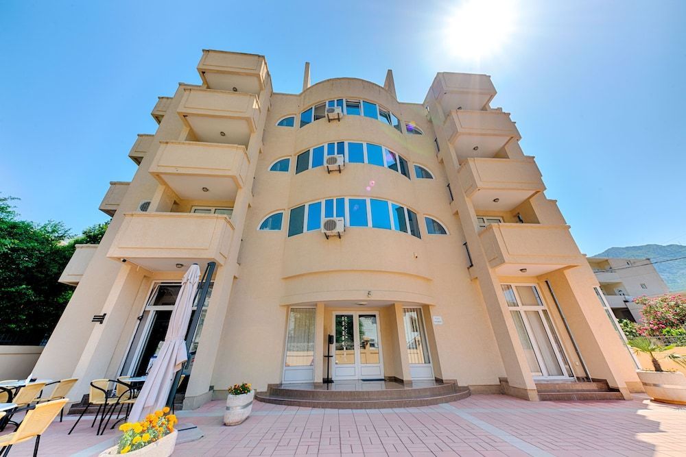 HOTEL DANA 1