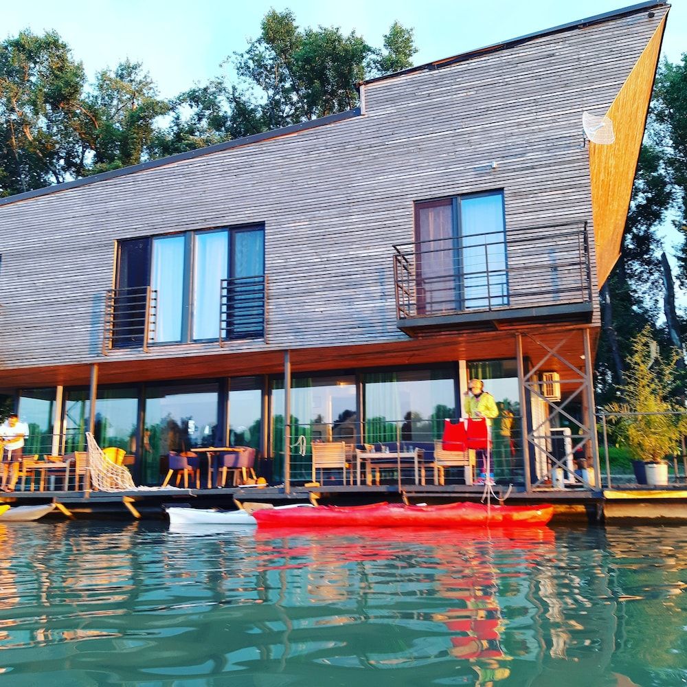 B&B Boatel Charlie 1