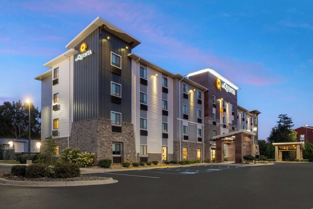 La Quinta Inn & Suites by Wyndham Greenville Woodruff Rd 1