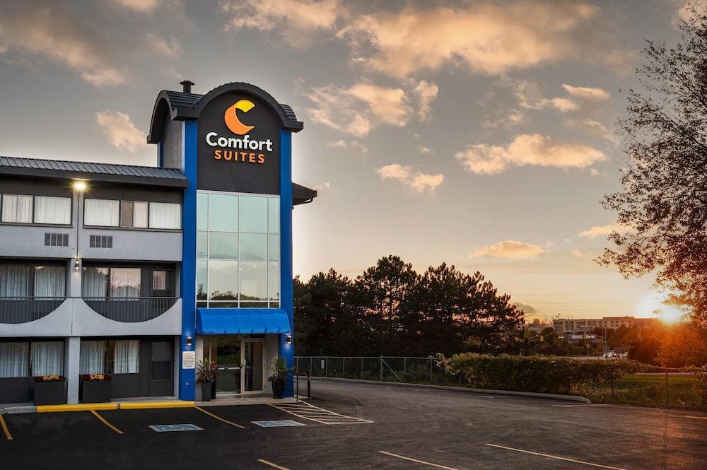 Comfort Suites Kingston Central 1