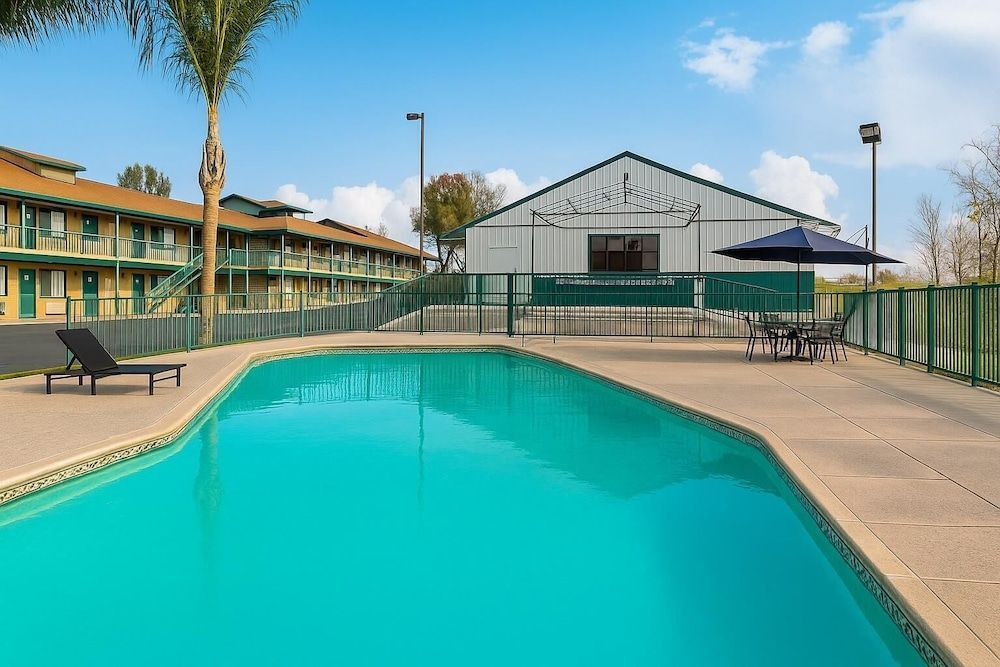 Red Lion Inn & Suites Lemoore 1