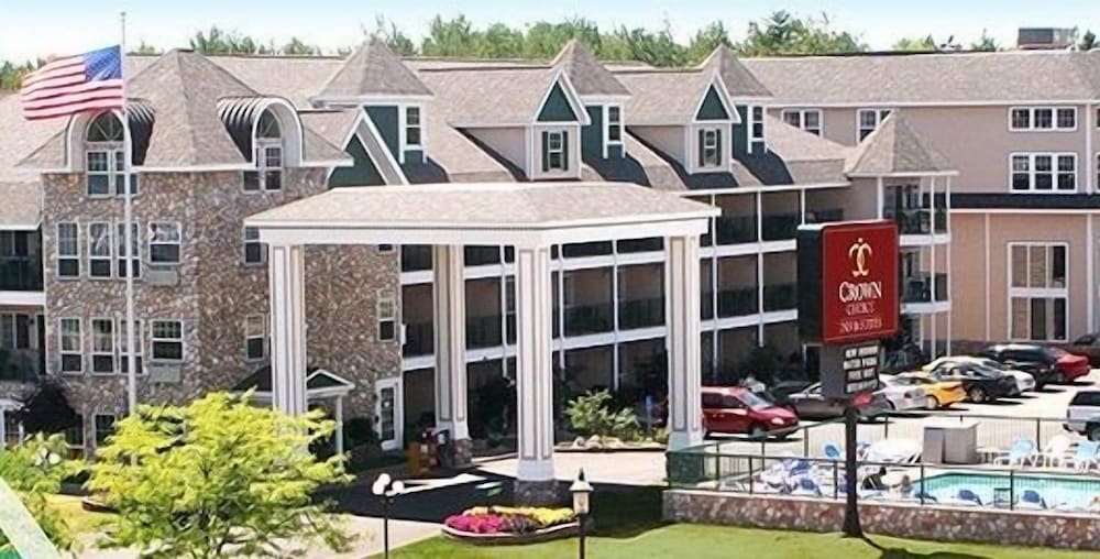 Crown Choice Inn & Suites Lakeview and Waterpark 1