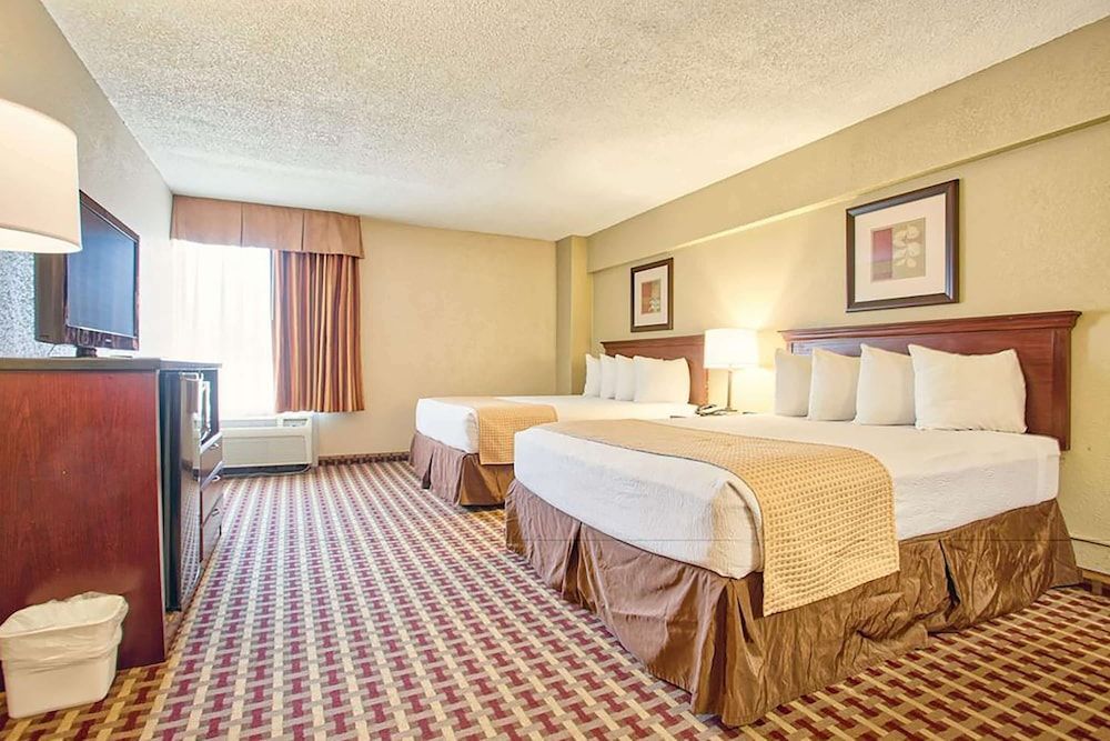 Days Inn & Suites by Wyndham Johnson City 1