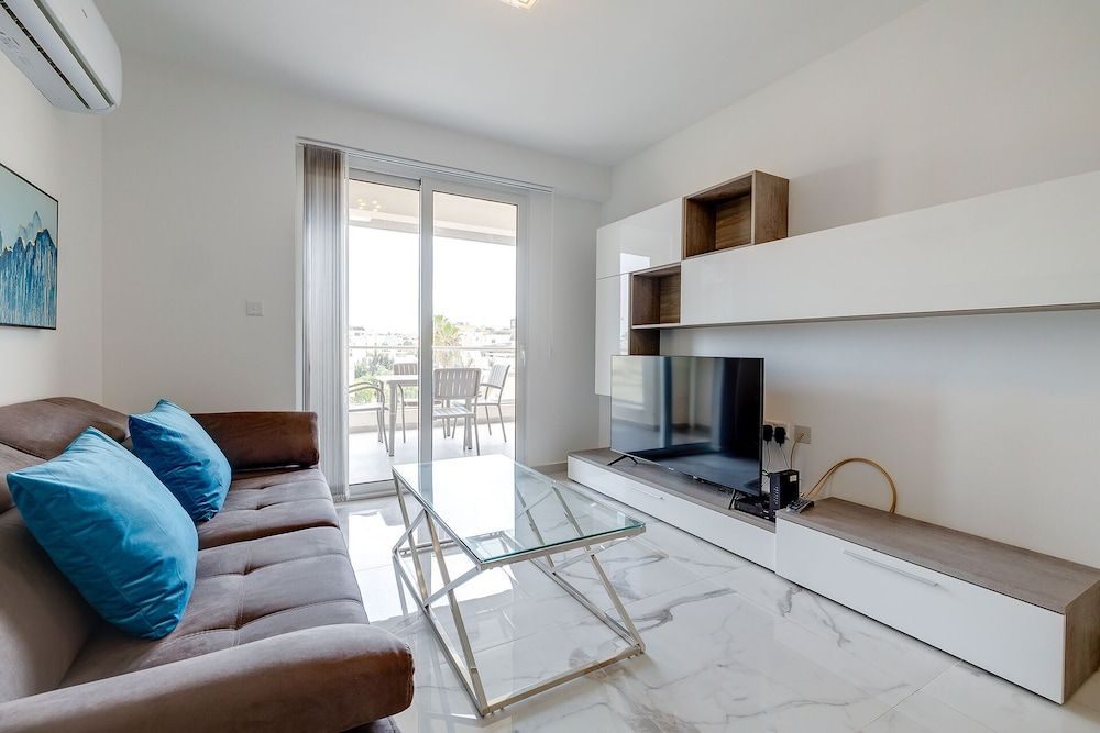 Splendid 2BR Apartment, Steps to St Georges Bay 1