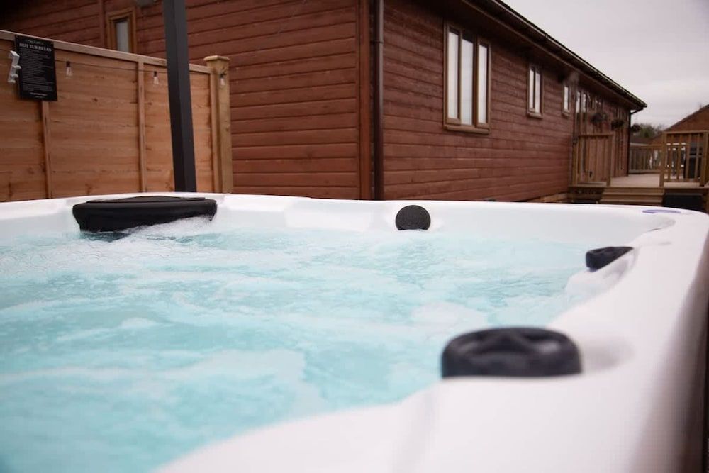 Stunning 3 Bedroom Lodge With Hot Tub in York 2