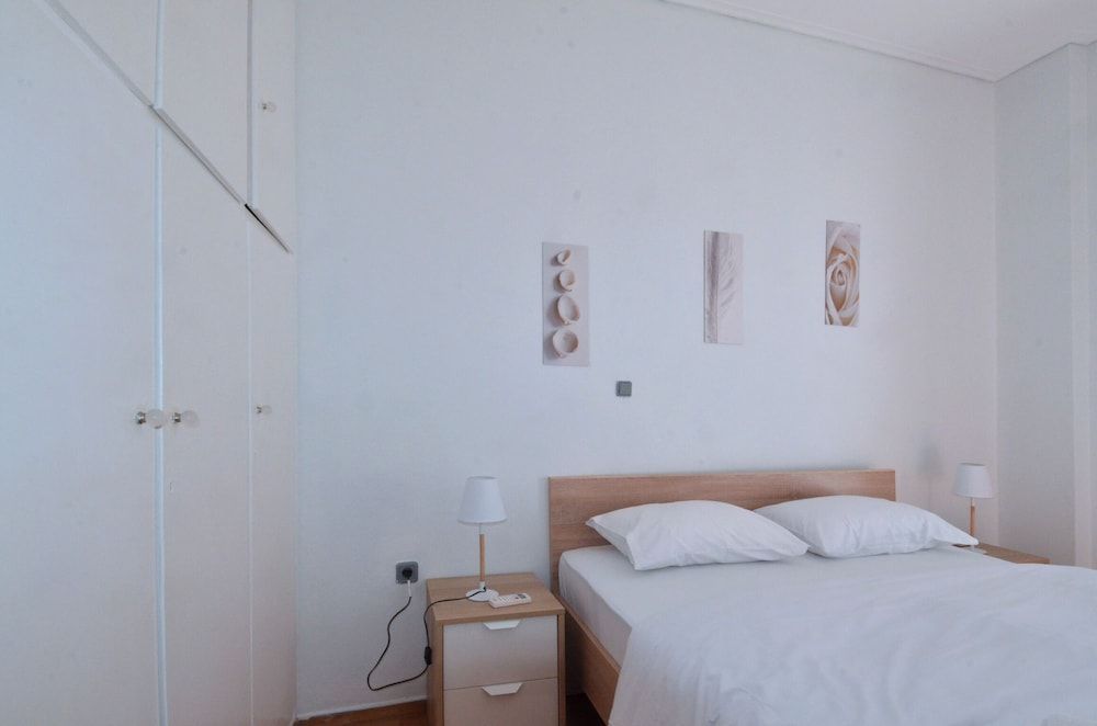 A cozy minimal apartment at Koukaki 2