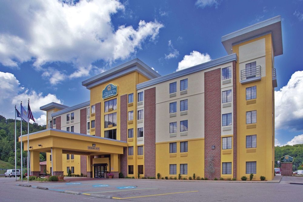 La Quinta by Wyndham Elkview - Charleston NE 1