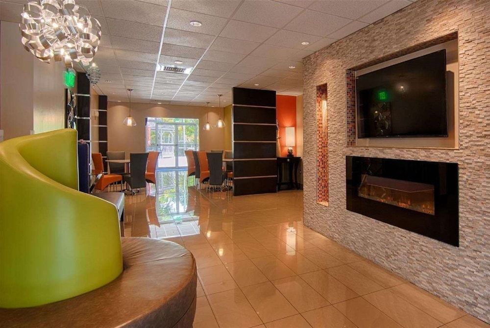 Days Inn & Suites by Wyndham Bonita Springs North Naples 2