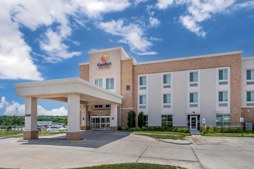 Comfort Suites West Omaha 1