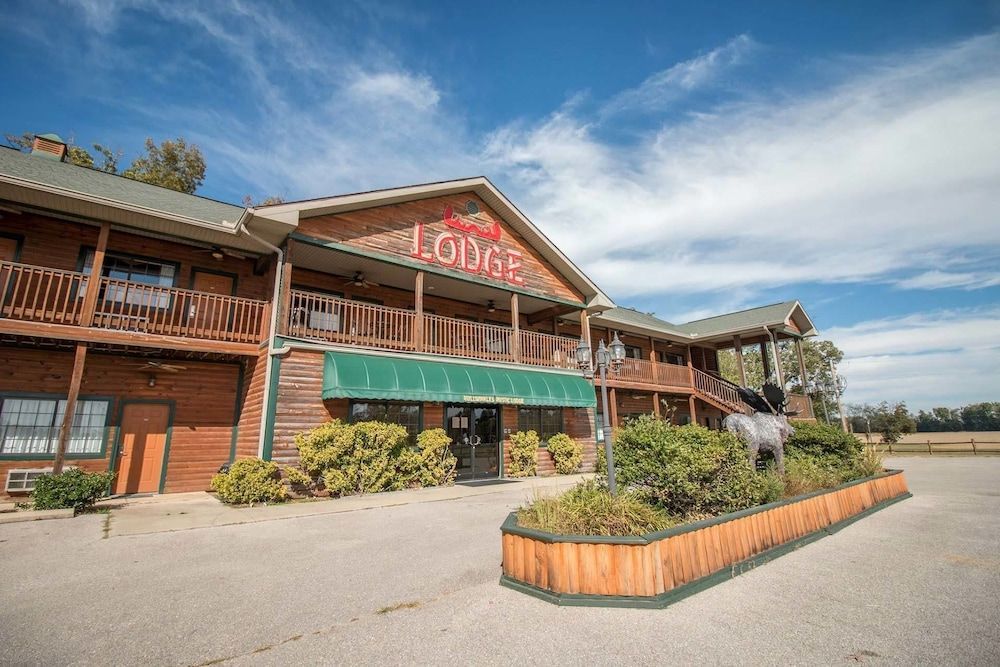 Bullwinkles Rustic Lodge 1