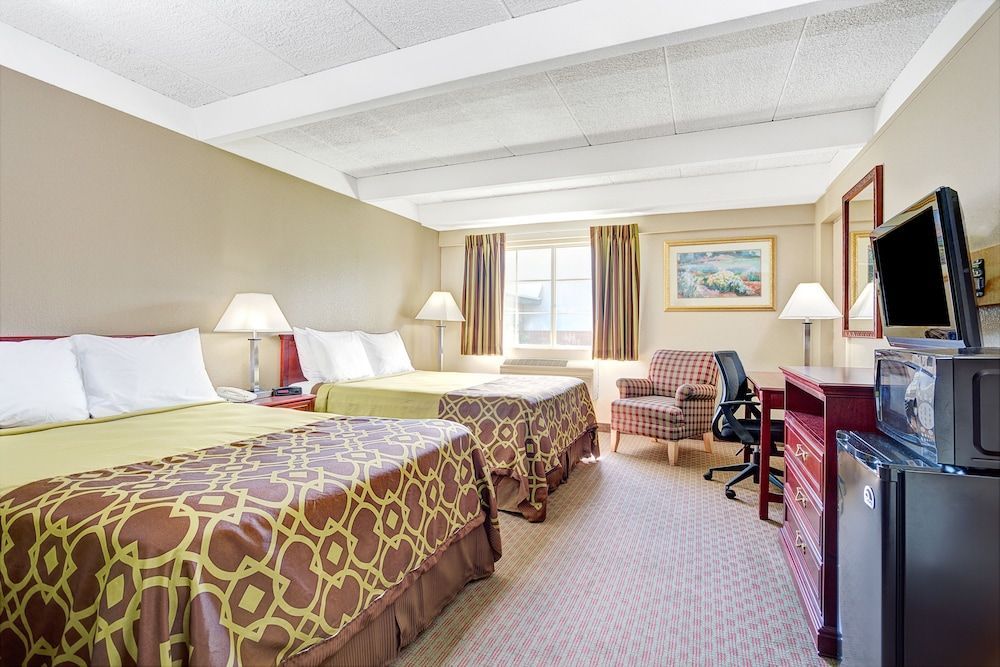 Travelodge by Wyndham Iowa City 2