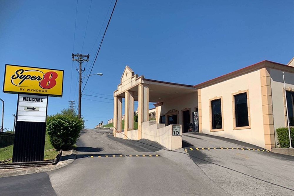Super 8 by Wyndham Nashville Near Downtown / I-40 1