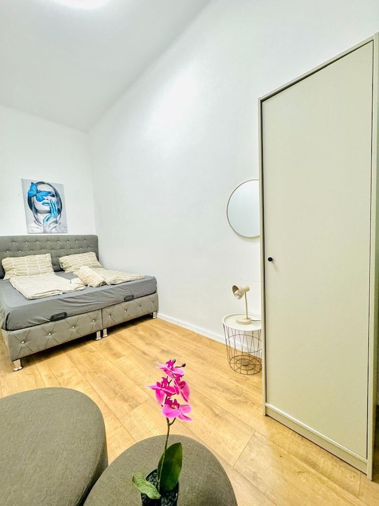 Simple Private Room Steps from Augarten 1