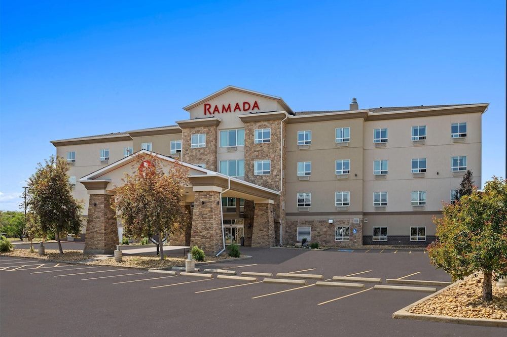 Ramada by Wyndham Drumheller Hotel & Suites 1
