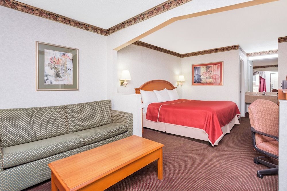 Regency Inn & Suites-Hamilton Place 2