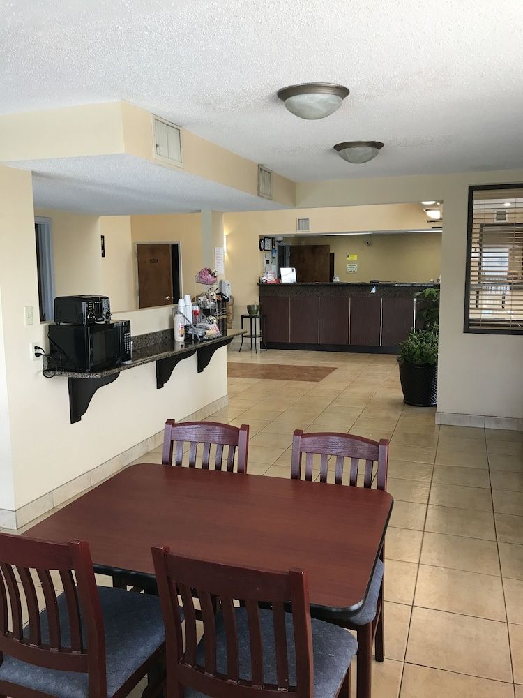 Carolina Inn & Suites of Lake Norman 1