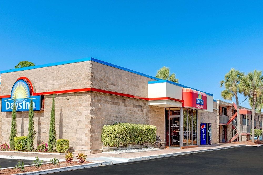 Days Inn by Wyndham Bradenton - Near the Gulf 1