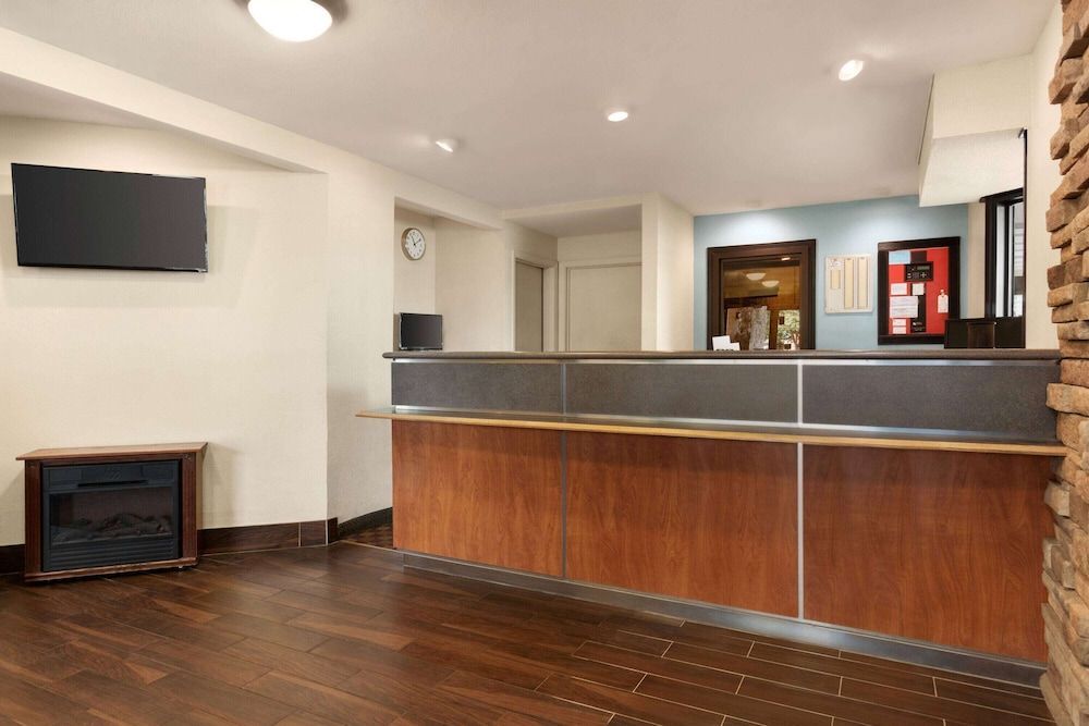 Super 8 by Wyndham Findlay 2