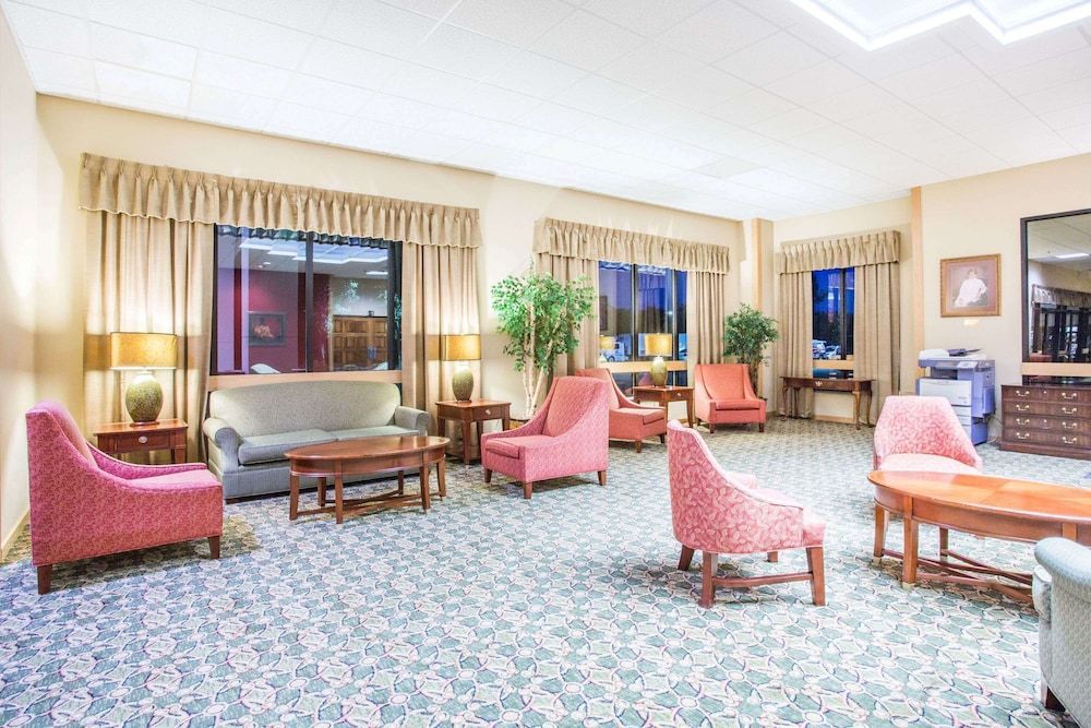 Days Inn & Suites by Wyndham Sutton Flatwoods 2