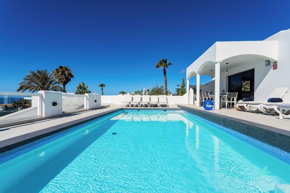 Remarkable 5-bed Villa in Playa Blanca 1