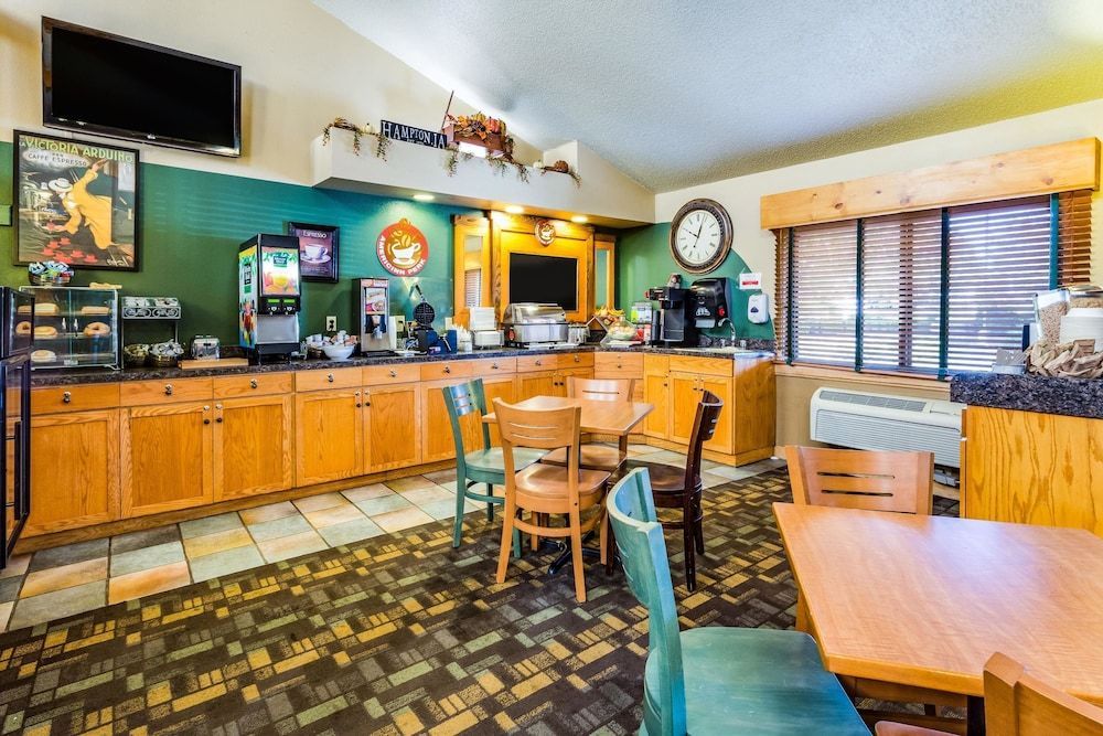 AmericInn by Wyndham Hampton 1