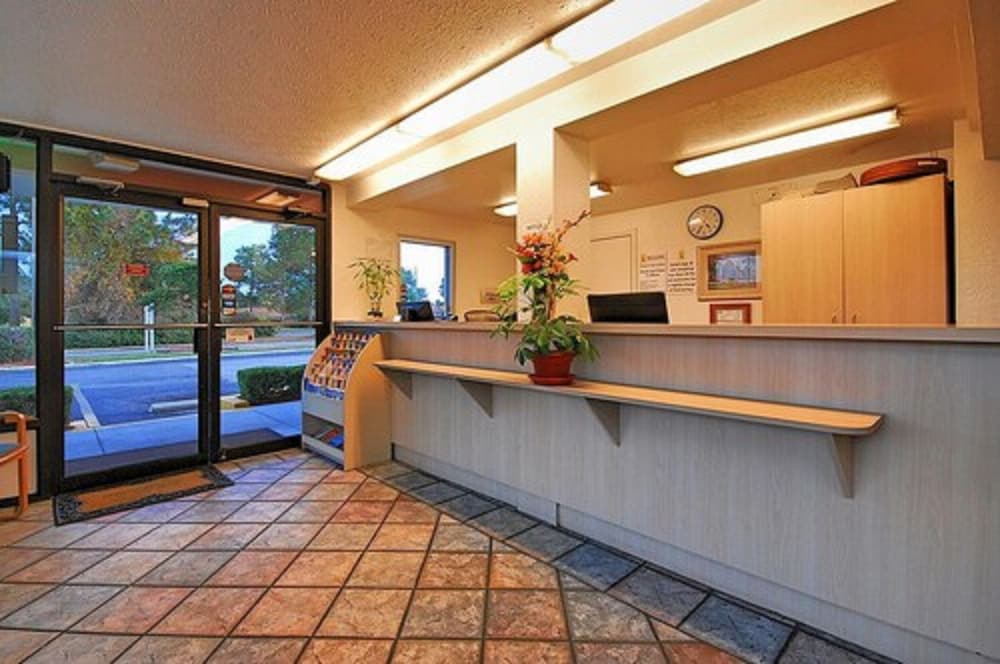 Super 6 Inn & Suites 2