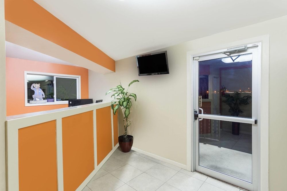 Travelodge by Wyndham Seymour 2
