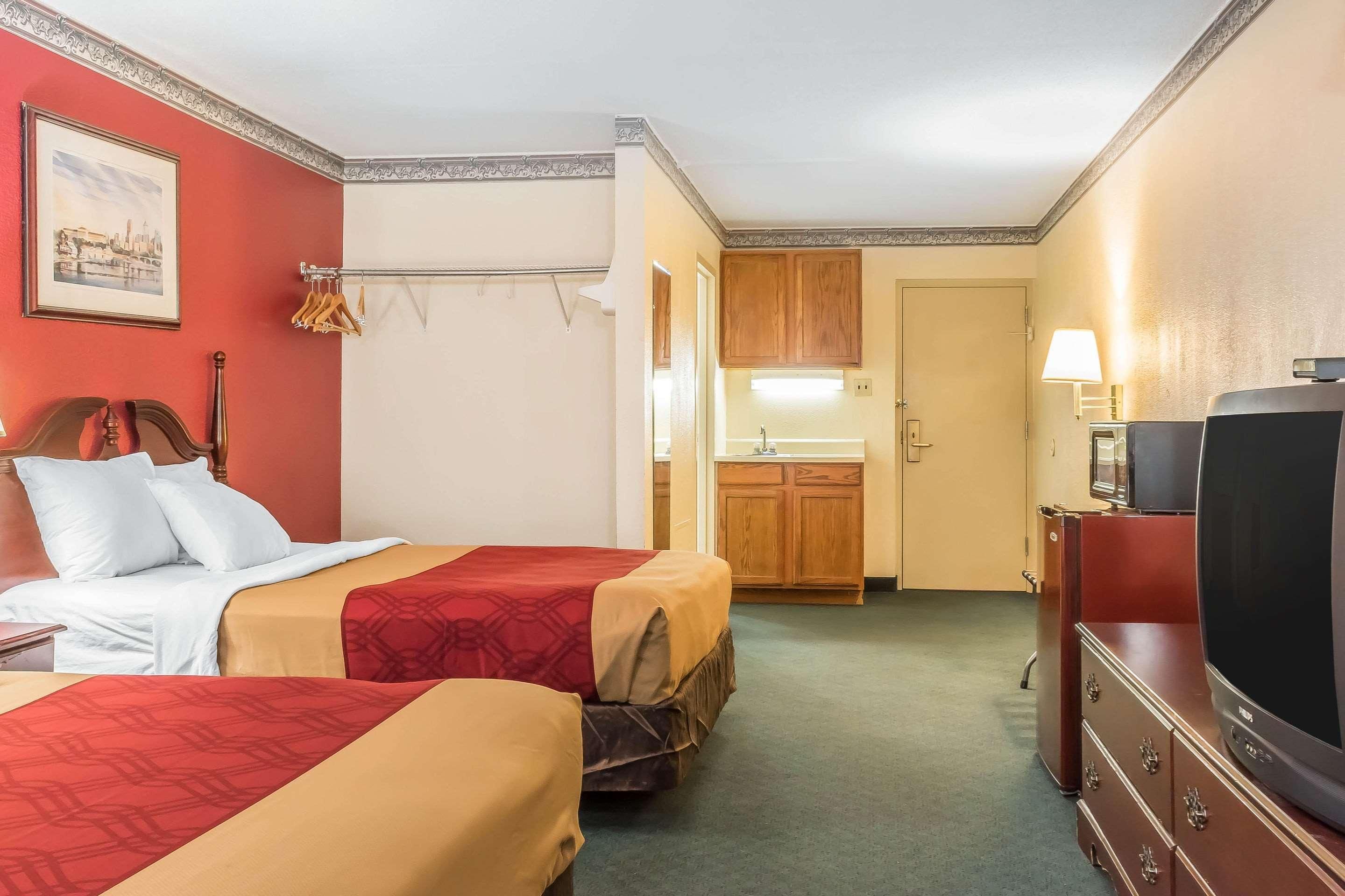 Econo Lodge Airport 1