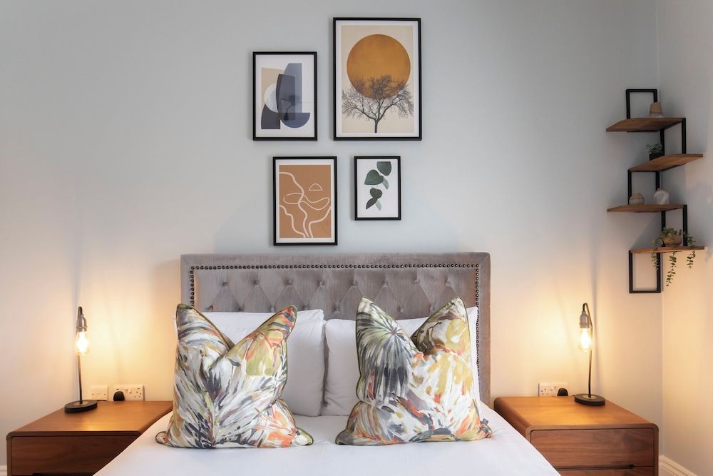 Elliot Oliver - Stylish 2 Bedroom Apartment With Parking In The Docks 2
