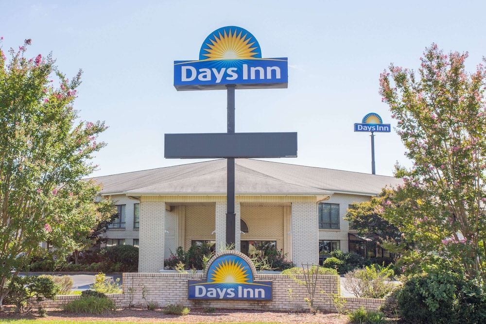 Days Inn by Wyndham Spartanburg Waccamaw 1