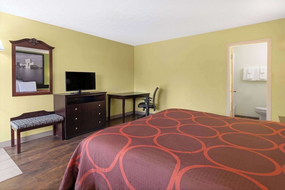 Super 8 by Wyndham Youngstown Girard 1
