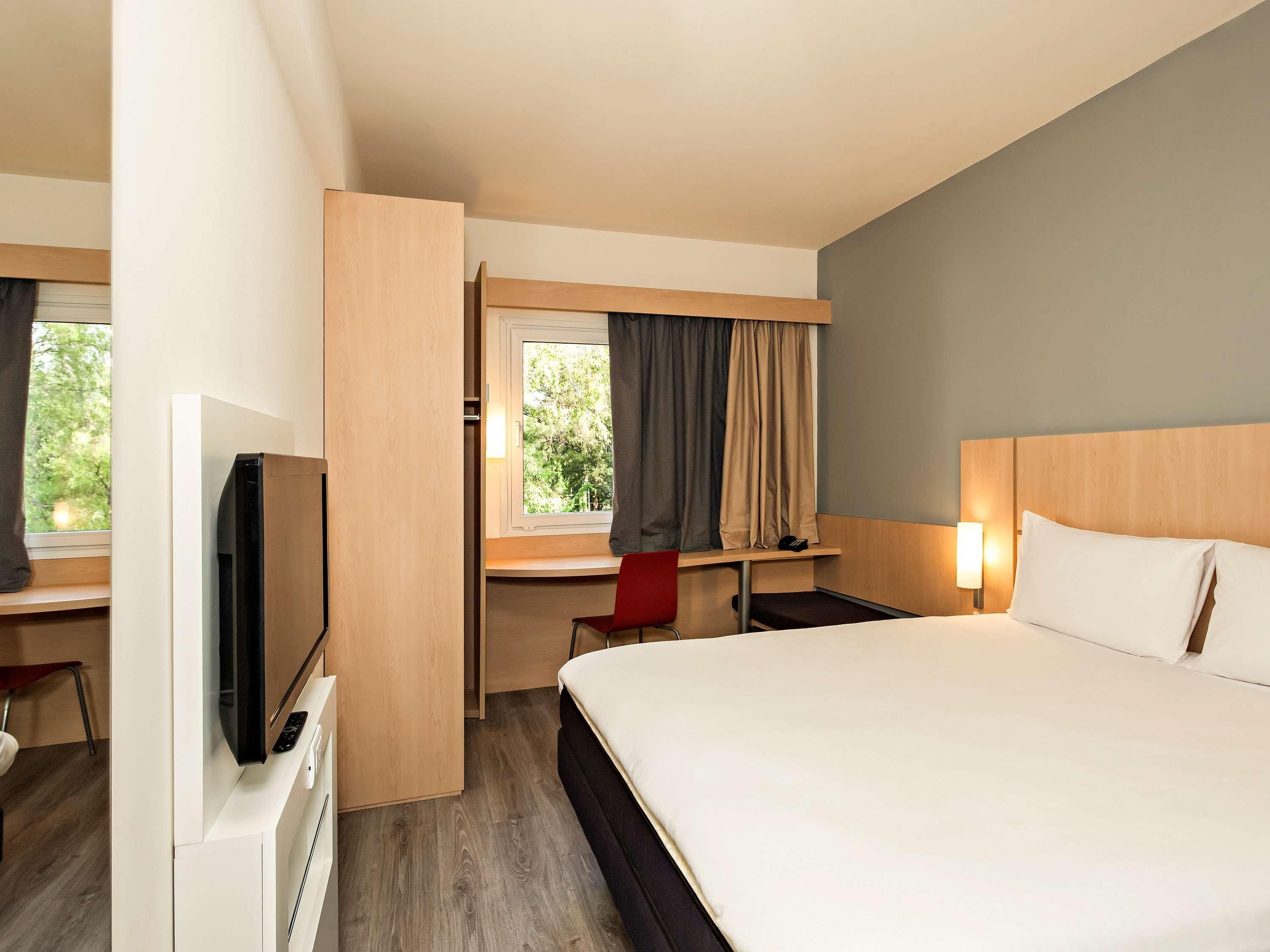 ibis Pilar 2