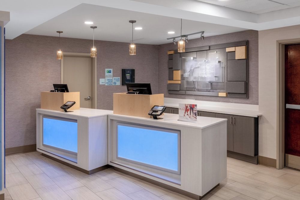 Holiday Inn Express & Suites COLORADO SPRINGS AIRPORT by IHG 2