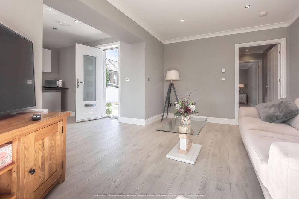 1 Bed Cottage-Sleeps 2-Parking-Pets-Hot Tub 2