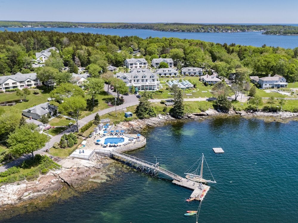 Spruce Point Inn Resort and Spa 1