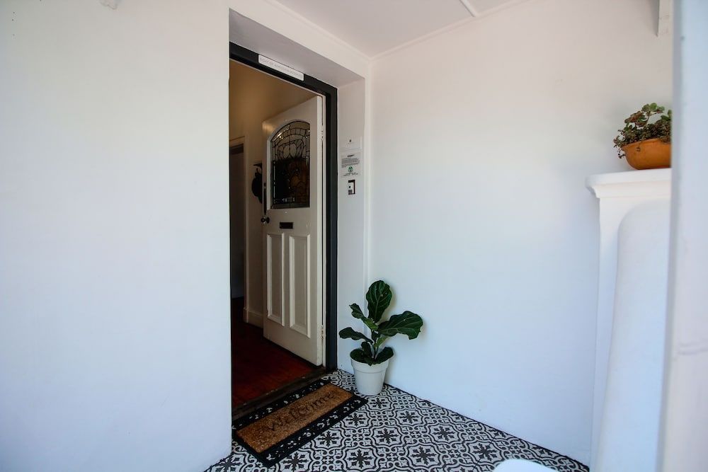 Whispering Oaks Guest House 2