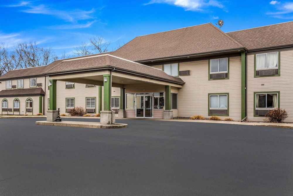 Econo Lodge Whitehall near Michigan's Adventure 1