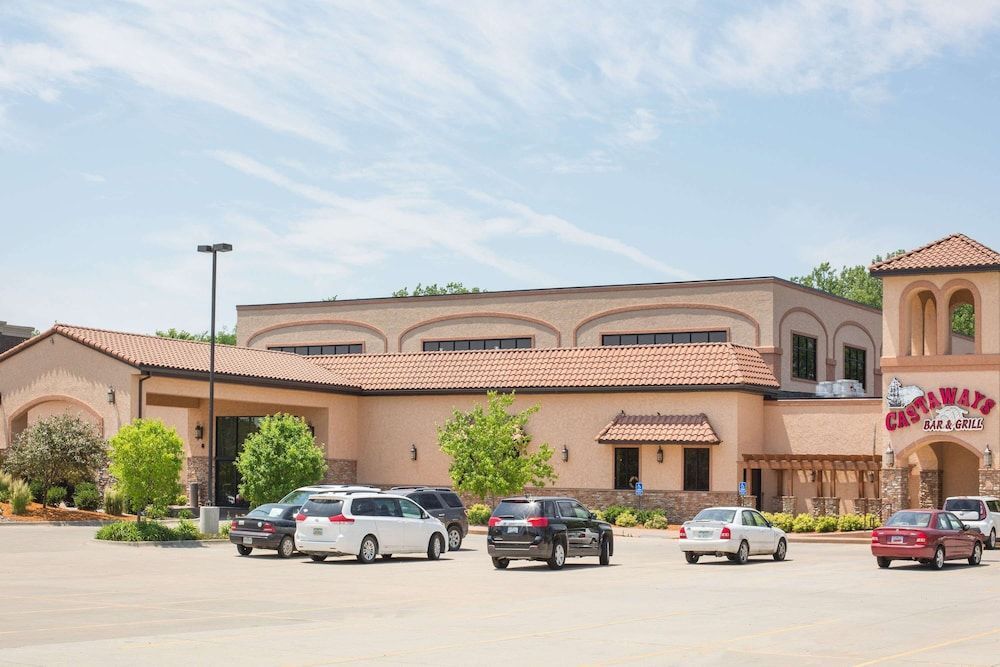 Ramada by Wyndham Des Moines Tropics Resort & Conference Ctr 1