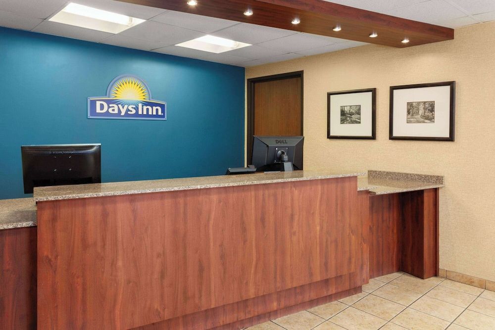 Days Inn by Wyndham Rockford I-90 Walking Distance to Casino 2