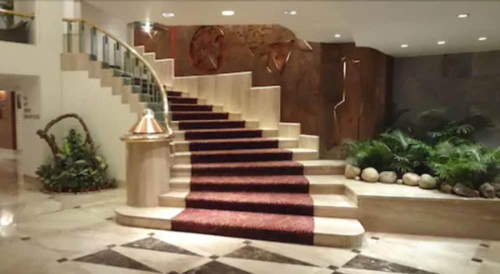 Hotel Kohinoor Continental, Airport 2