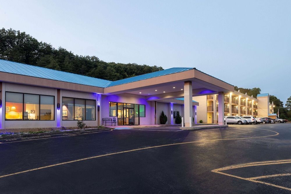 Howard Johnson Hotel & Conference Center by Wyndham Salem 1