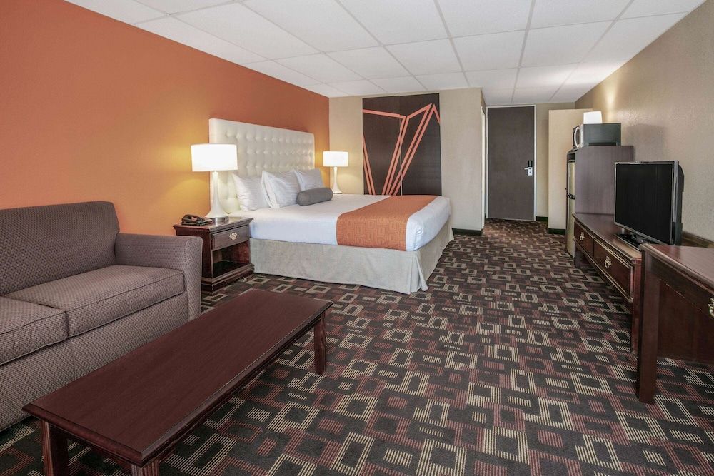 Howard Johnson by Wyndham Oklahoma City OKC Airport, Near Fairgrounds, I40- FREE FULL HOT BREAKFAST 1