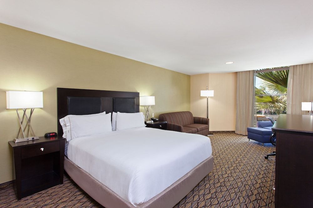 Holiday Inn Express NEWPORT BEACH by IHG 2
